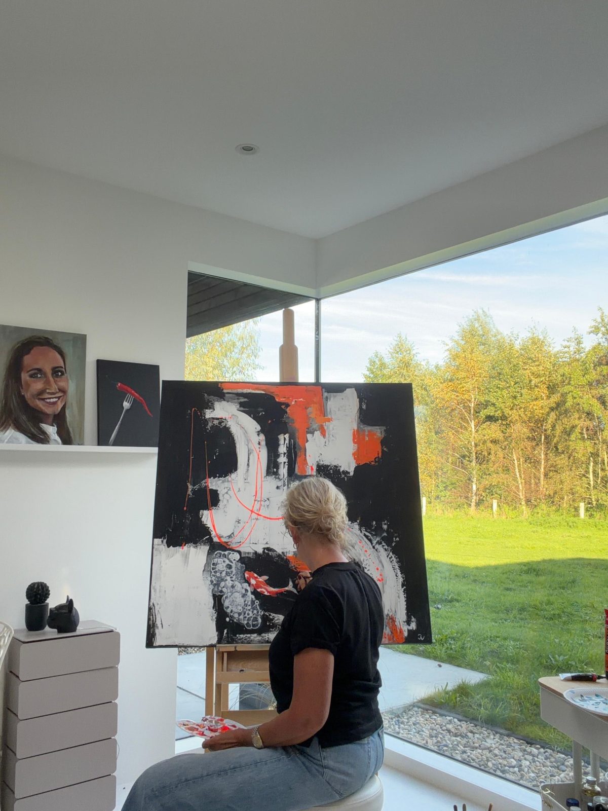 Janny schildert in haar atelier in Opeinde